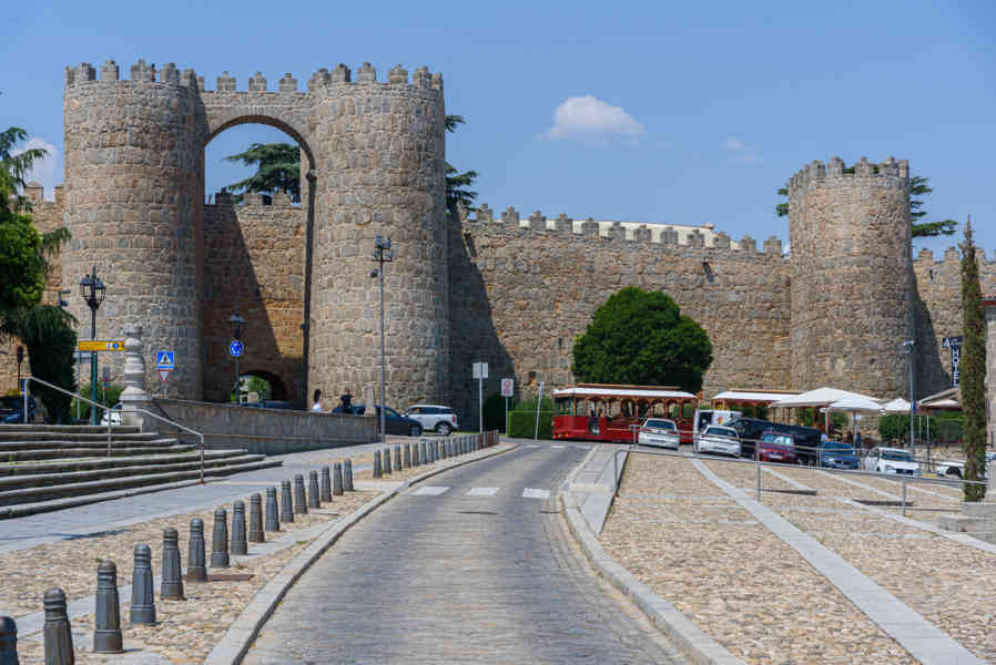Ávila 037 - muralla - Puerta de San Vicente.jpg